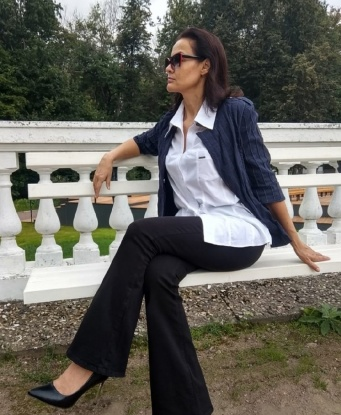 Обворожительная и страстная брюнетка ждет встречи с истинным ценителем красоты и удовольствия. Готова порадовать тебя своими ласками и нежностями. 1042, 42 года